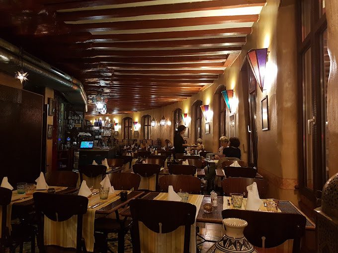 La grande salle et ses banquettes