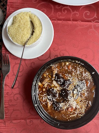 Tajine servi à table