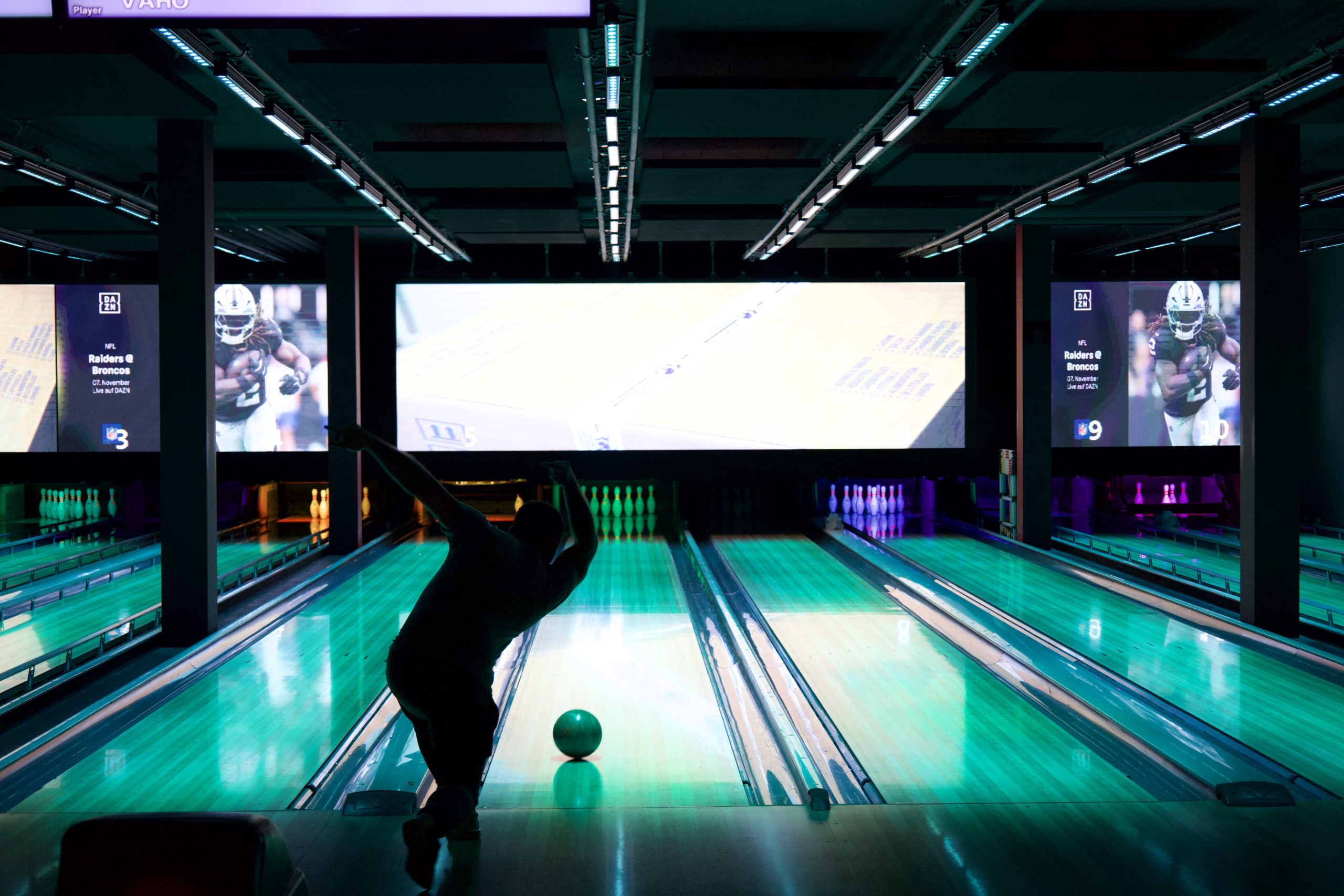 Pistes de bowling aux néons du Bowland Lausanne-Flon