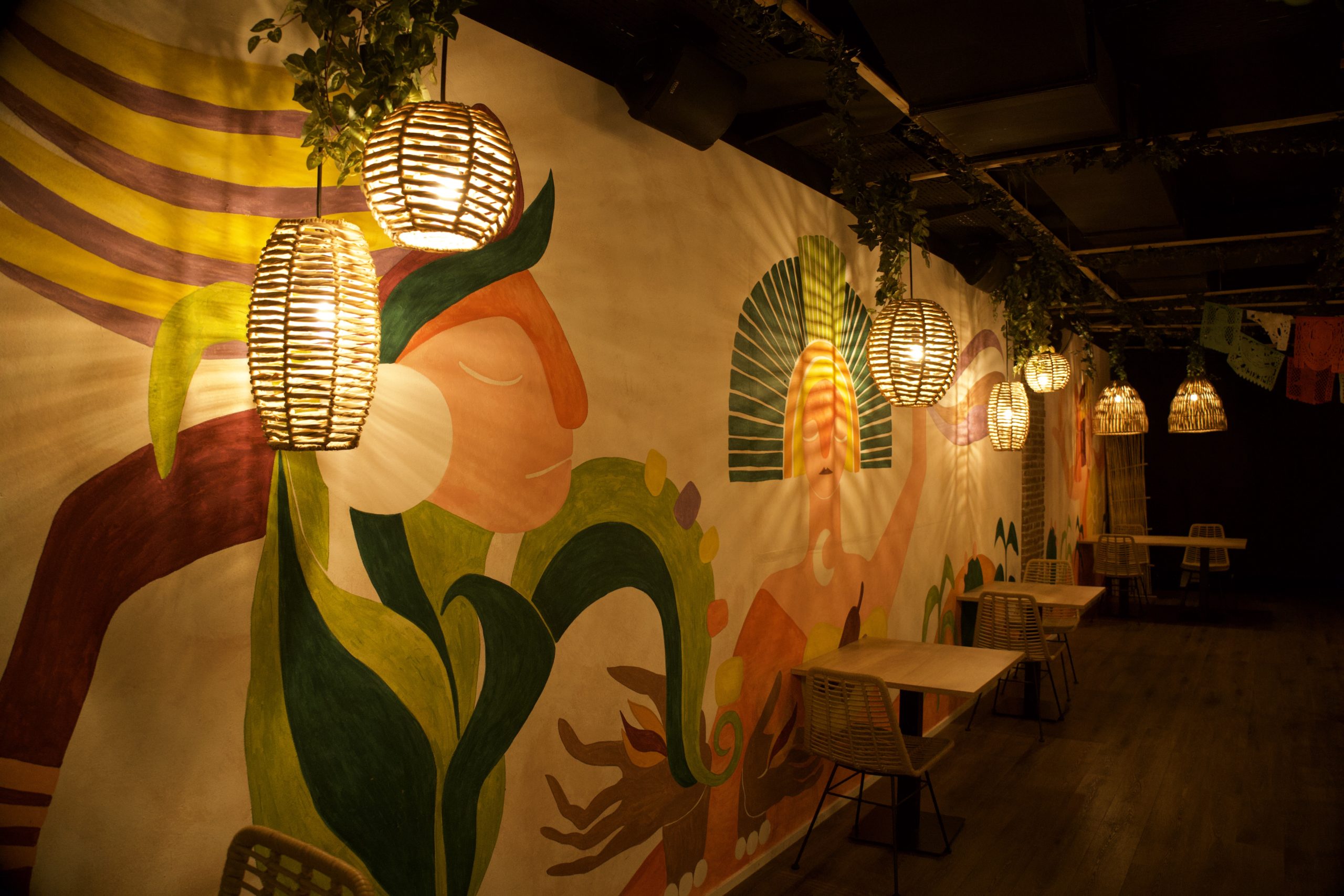 Salle du Mexicana Grill avec fresque murale au Bowland Lausanne-Flon