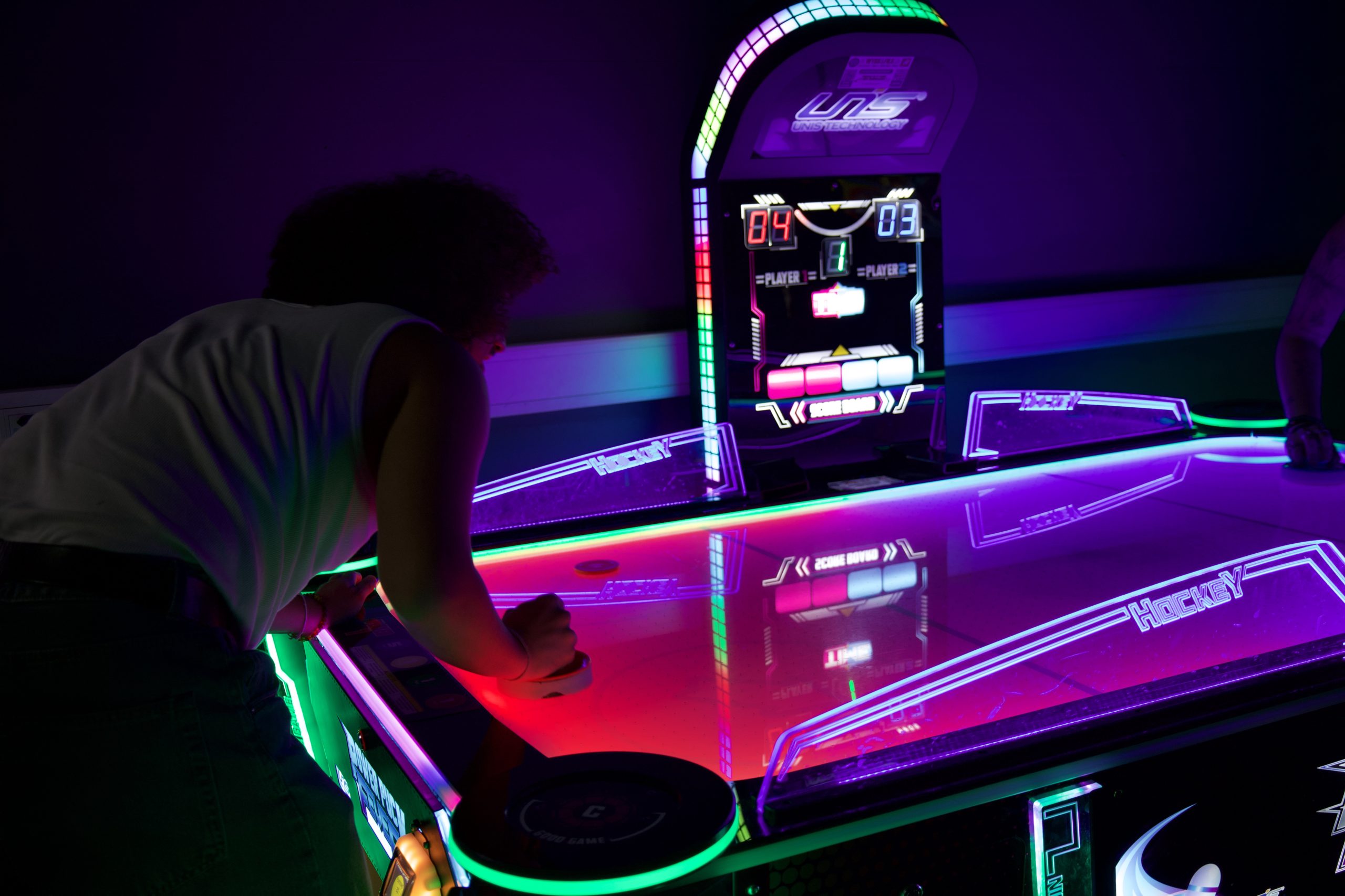 Espace jeux d'arcade au Bowland, néons