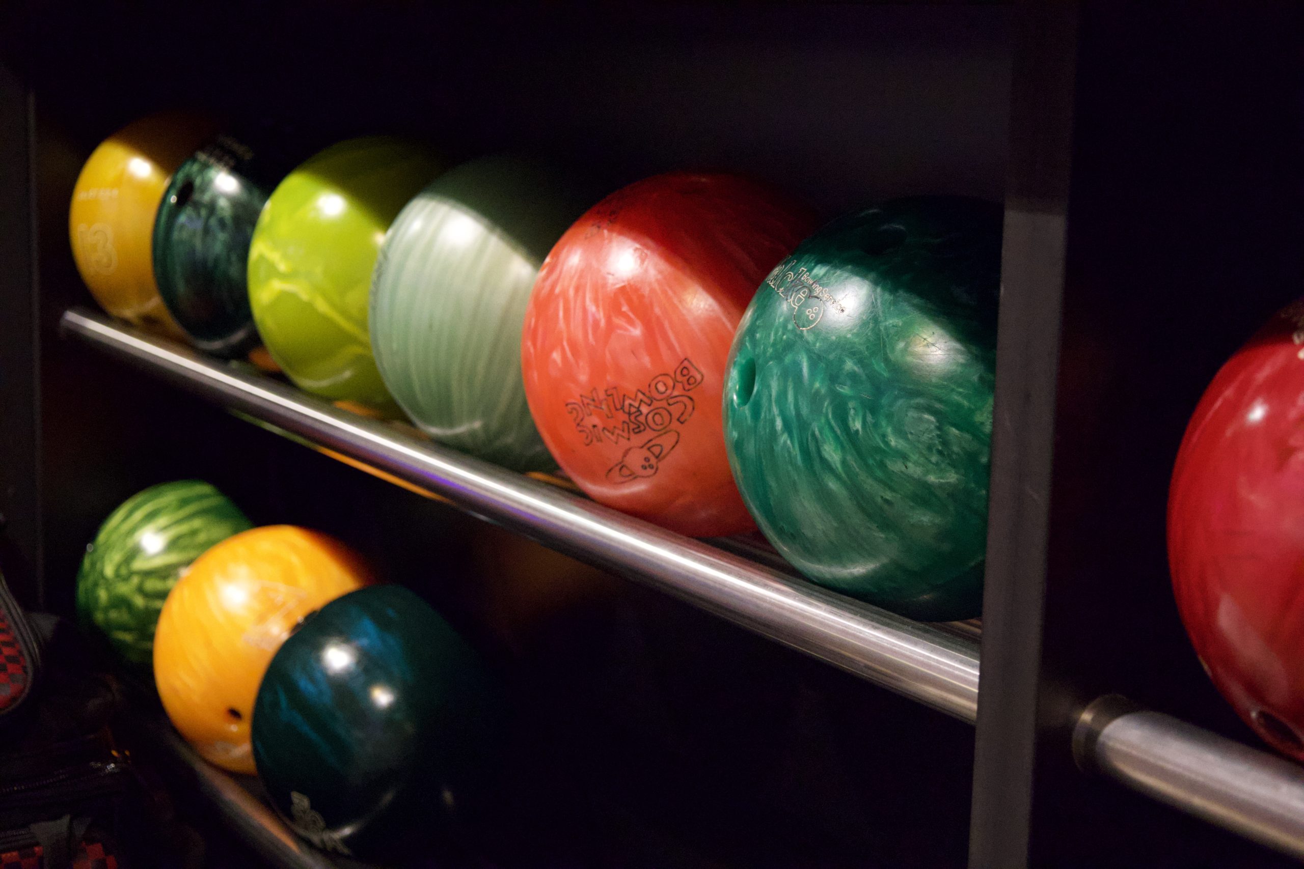 Boules de bowling colorées sur le rack, Bowland
