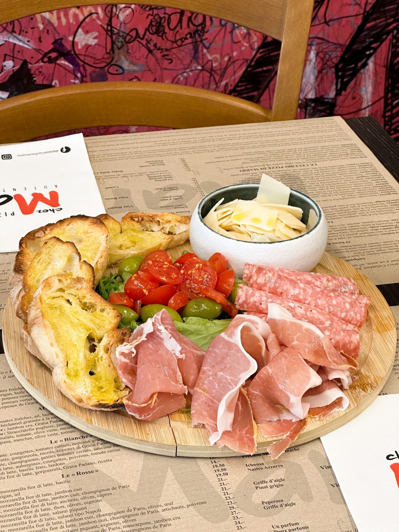 Planche d'antipasti : charcuterie, légumes et sauce