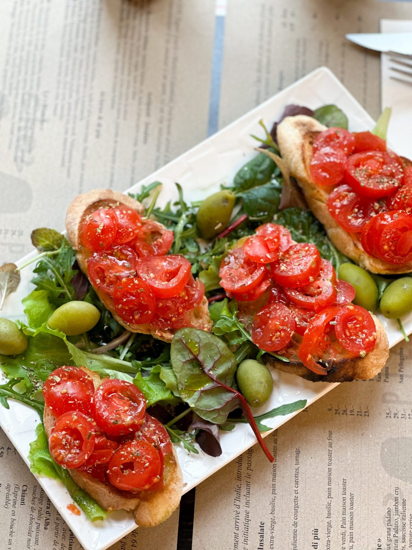 Bruschetta aux tomates, olives et roquette