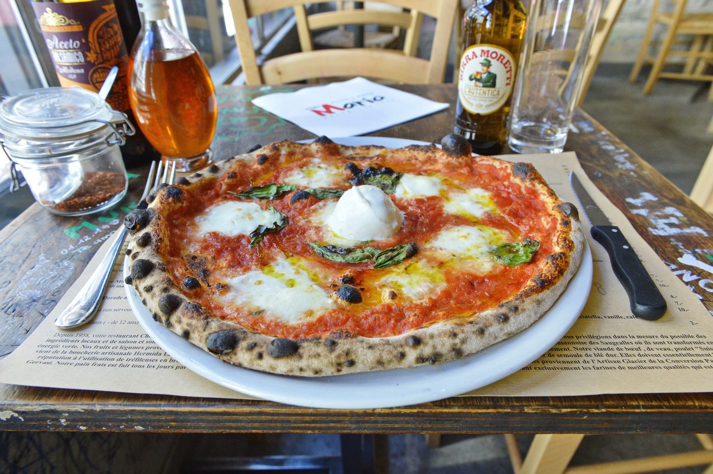Pizza à la burrata, servie à table