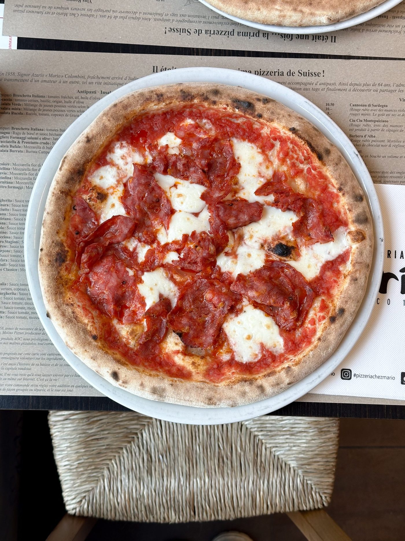 Pizza tomate et mozzarella, vue de dessus