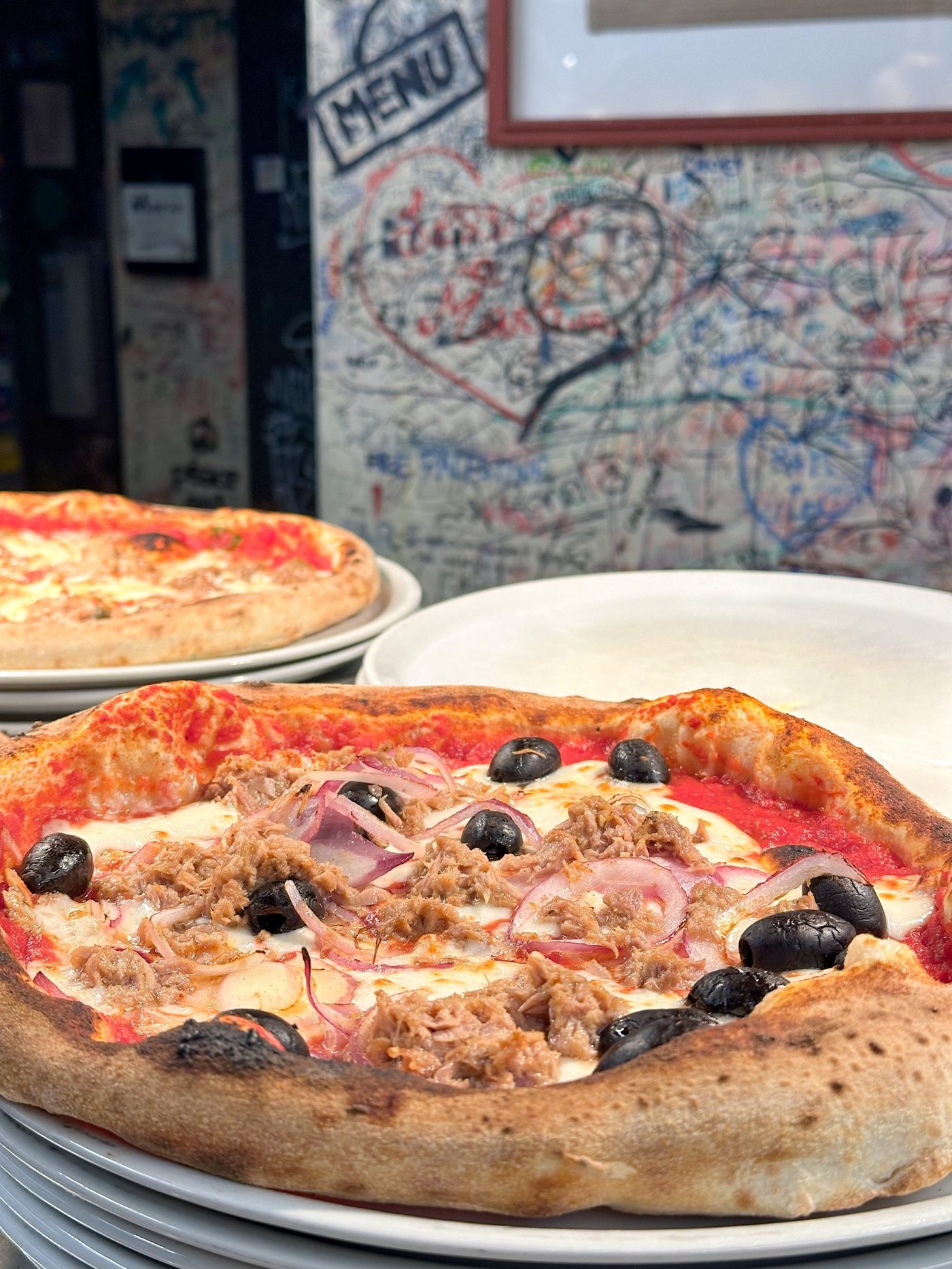 Pizza aux olives noires et au jambon