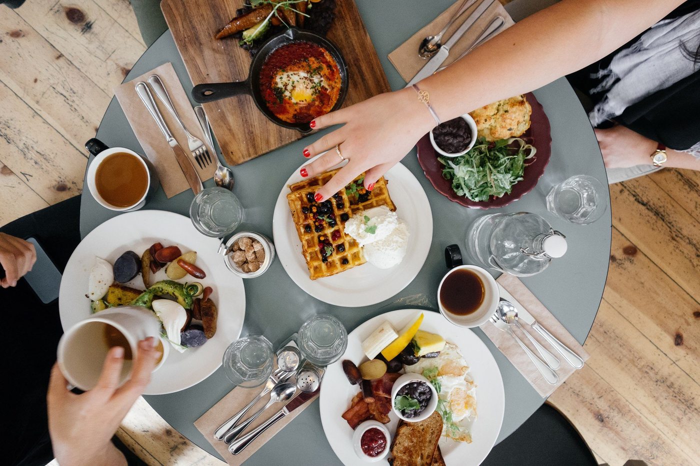 Une table vue de dessus, au moment du partage