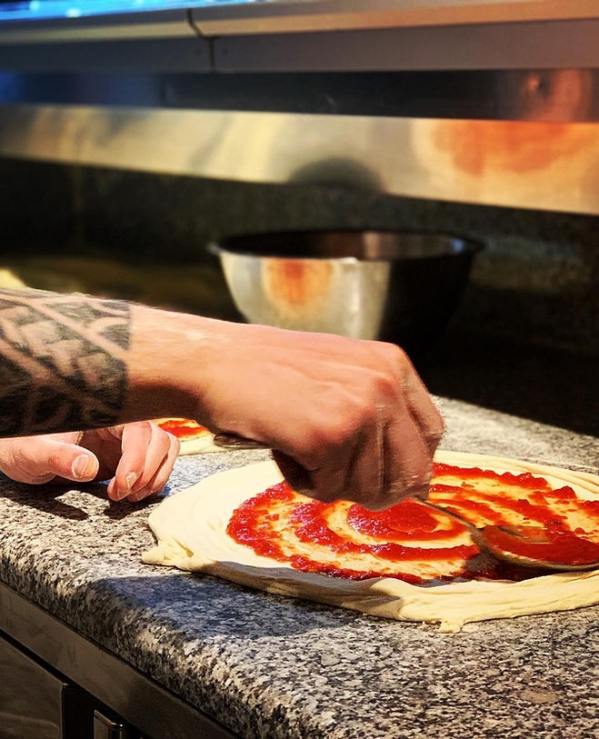 La pâte à pizza travaillée à la main Chez Mario