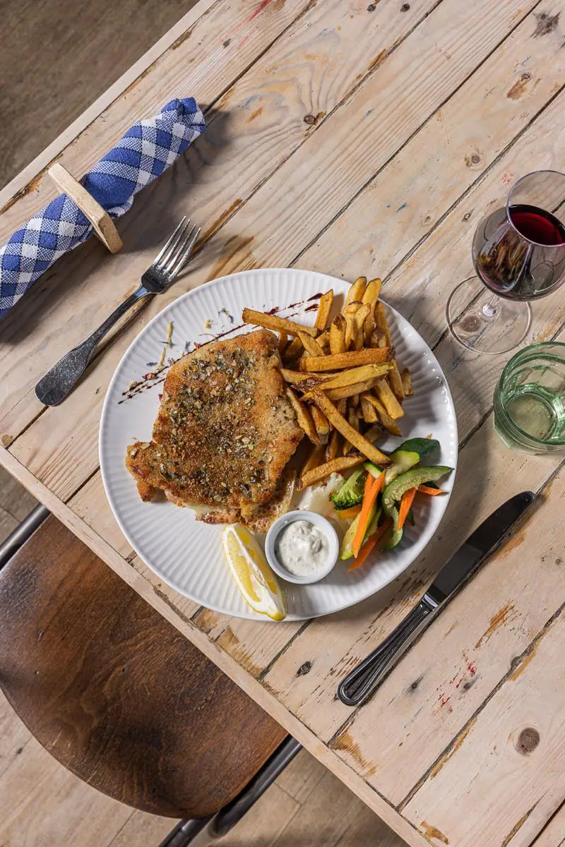 Une escalope panée et ses frites maison
