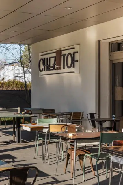 La terrasse couverte et ombragée de Chez TOF