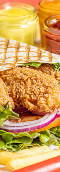 Wrap au poulet frit, crudités et sauce