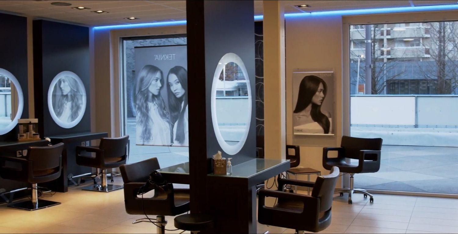 Les postes de coiffage du salon