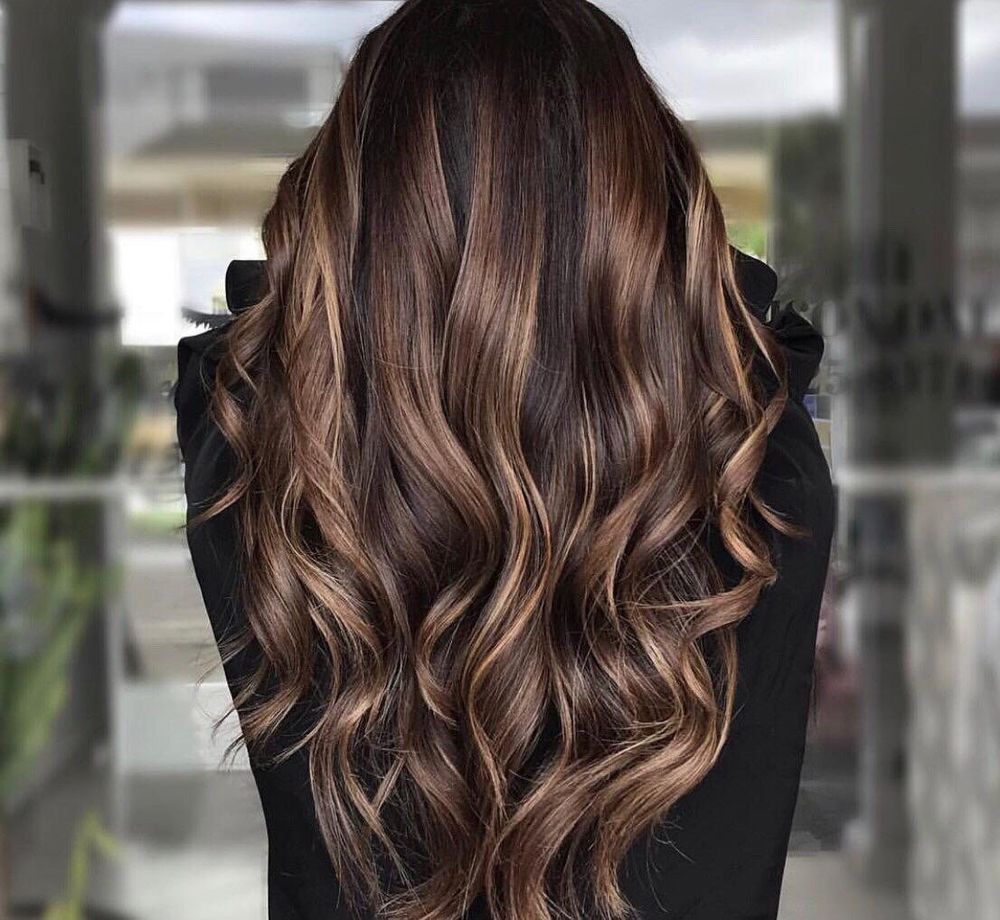 Mèches caramel sur cheveux longs
