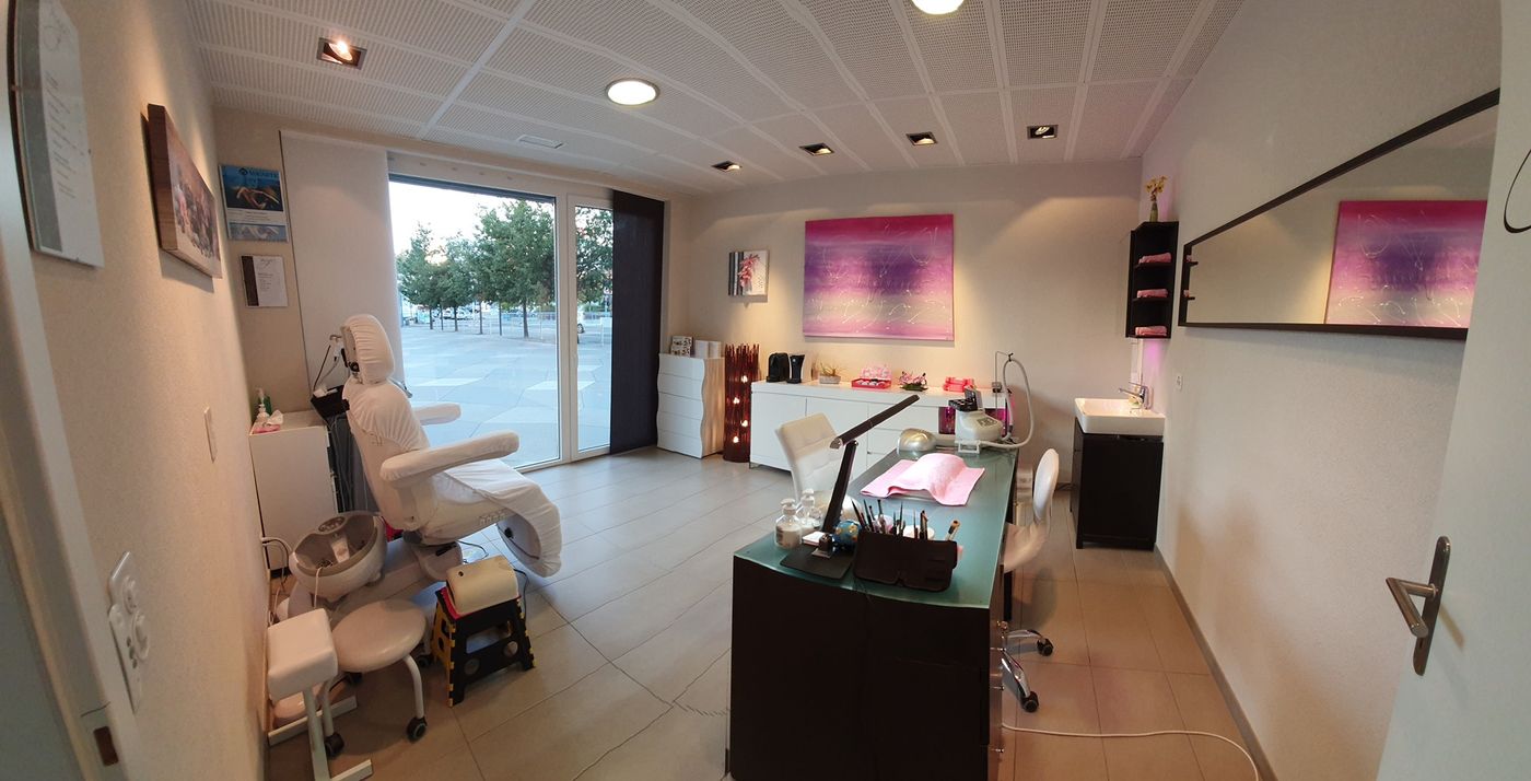 L'espace onglerie : fauteuil de pédicure et table de manucure