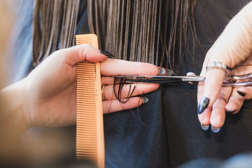 Coupe aux ciseaux, peigne en main