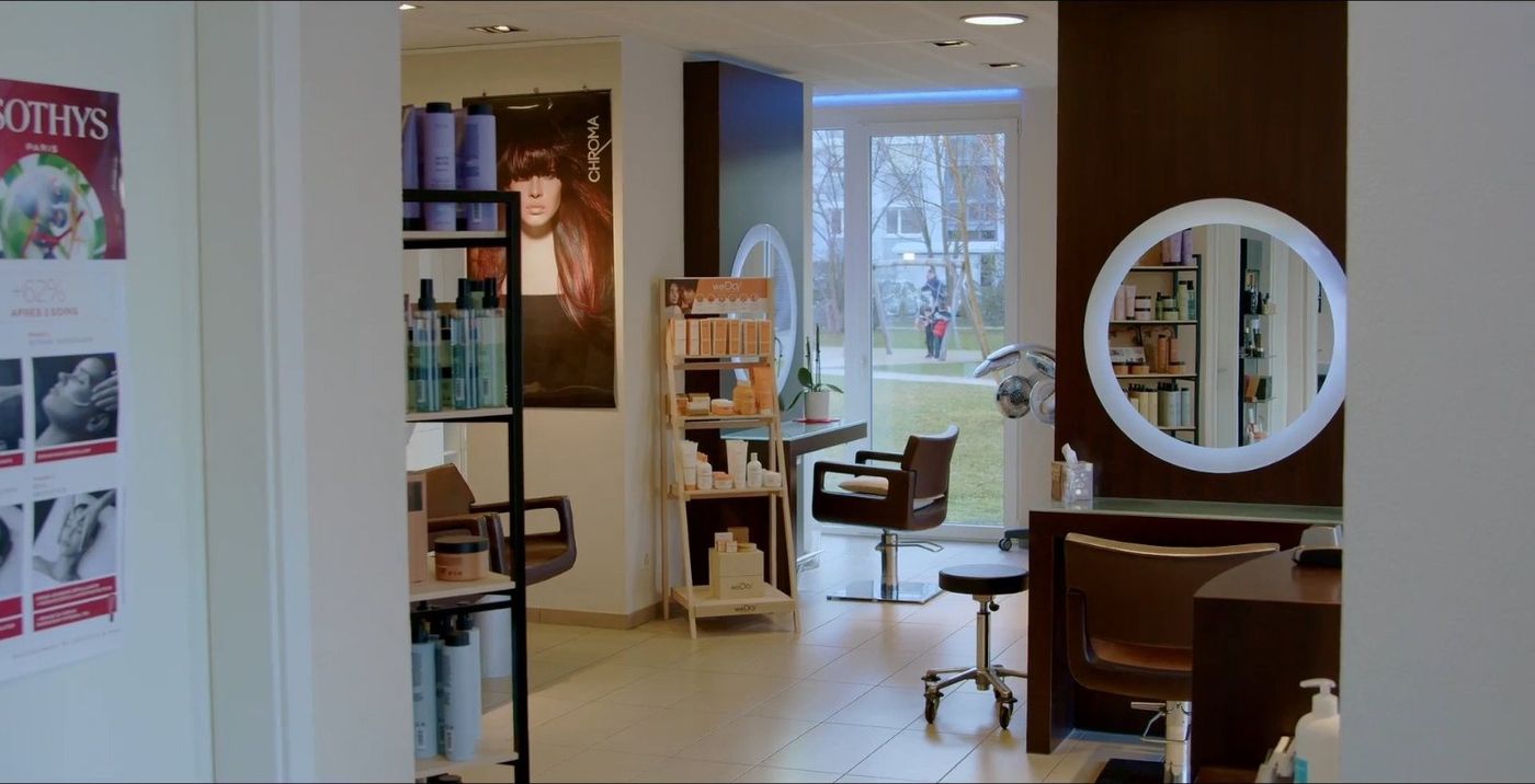 L'intérieur du salon de coiffure