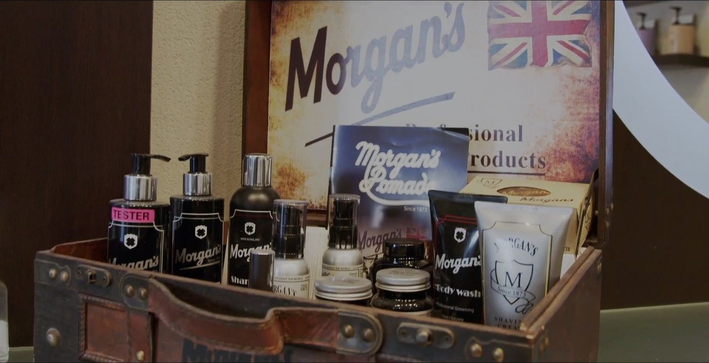 Les produits MORGAN'S sur le comptoir du salon