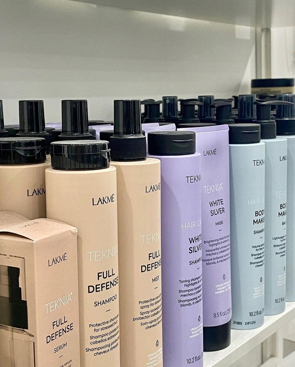 Les soins LAKMÉ Teknia sur l'étagère du salon