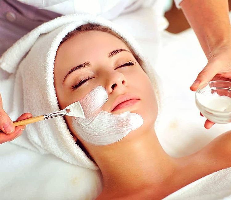 Application d'un masque lors d'un soin du visage