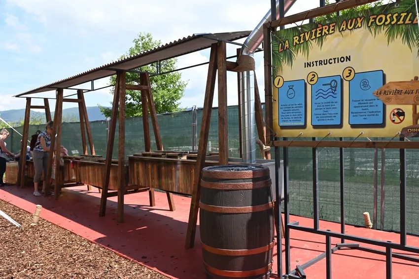 Installation de la Rivière aux fossiles à Dino World, bacs de tamisage en bois