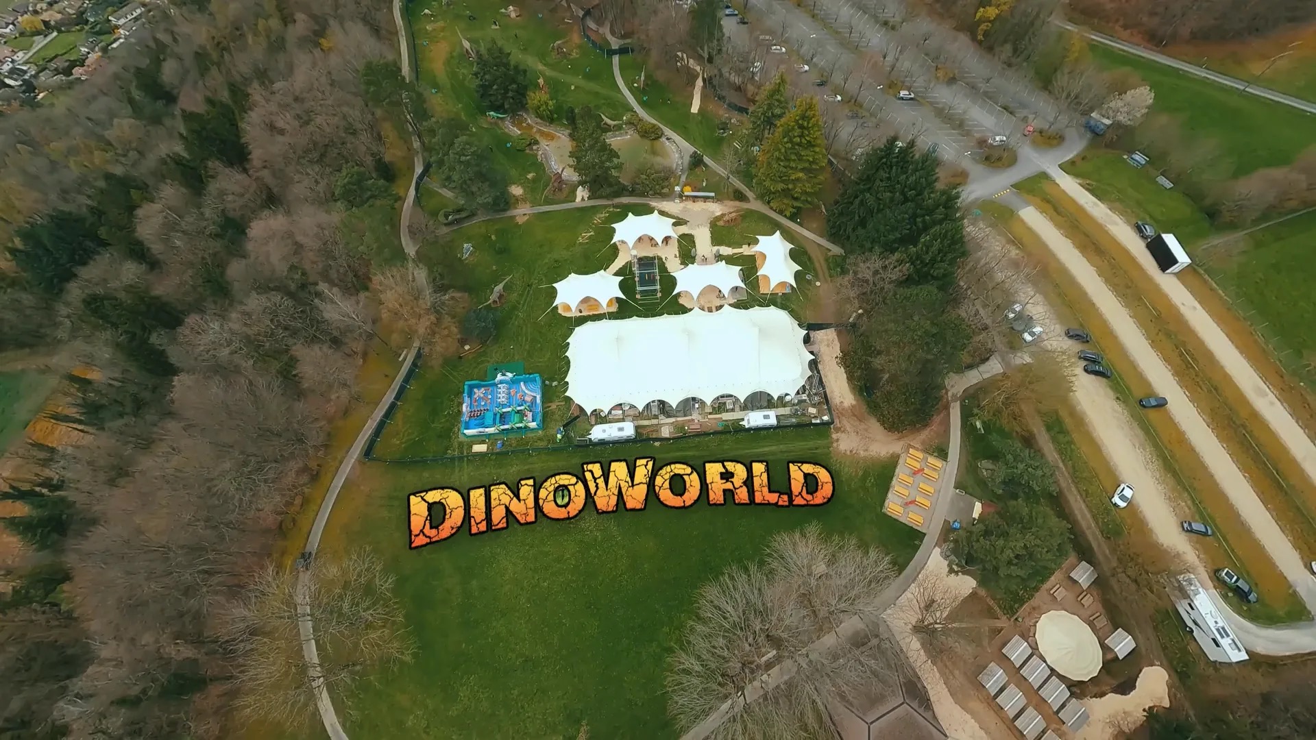 Vue aérienne du parc Dino World à Villeneuve, chapiteaux et espaces de jeux au bord du Léman