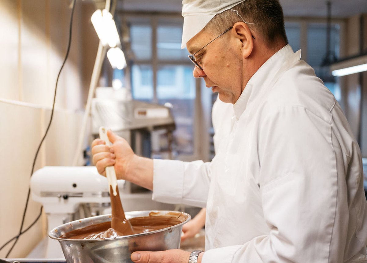 Artisan chocolatier Fornerod au travail dans le laboratoire