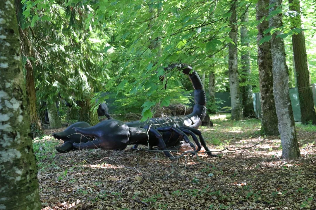 Scorpion géant du parcours Insectopia dans le parc boisé