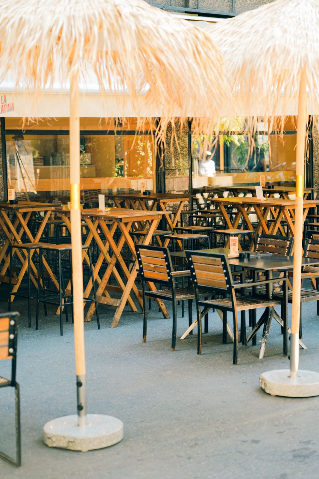 La terrasse sous les parasols