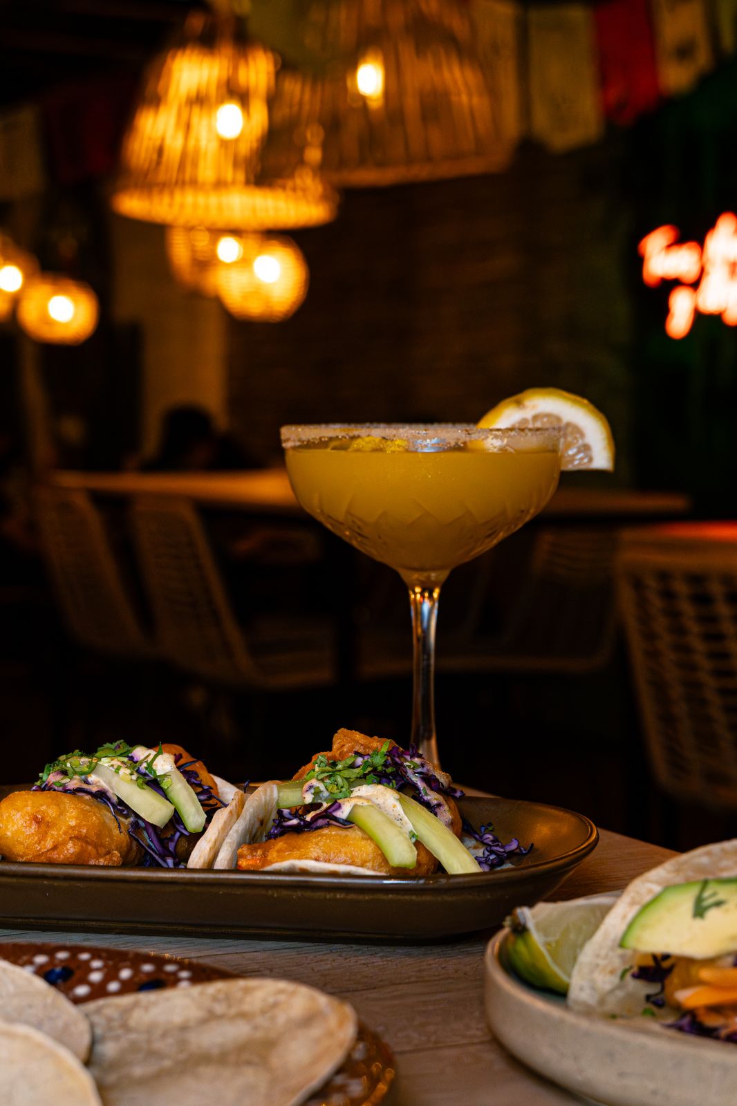 Un cocktail servi en salle, le soir