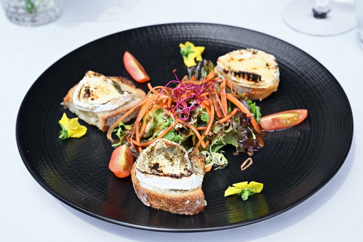 Saladine de chèvre tiède et sa vinaigrette, entrée au Débarcadère
