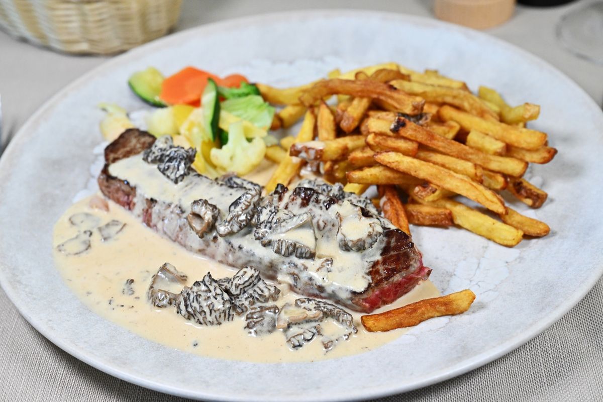 Entrecôte de bœuf sauce aux morilles, frites et légumes, au Débarcadère