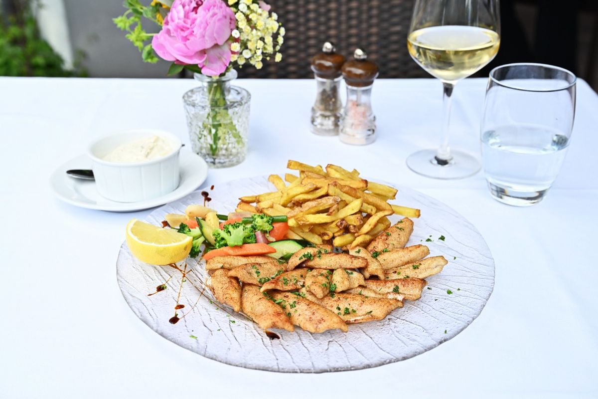 Filets de perche meunière du lac Léman, sauce tartare et pommes frites, au Débarcadère