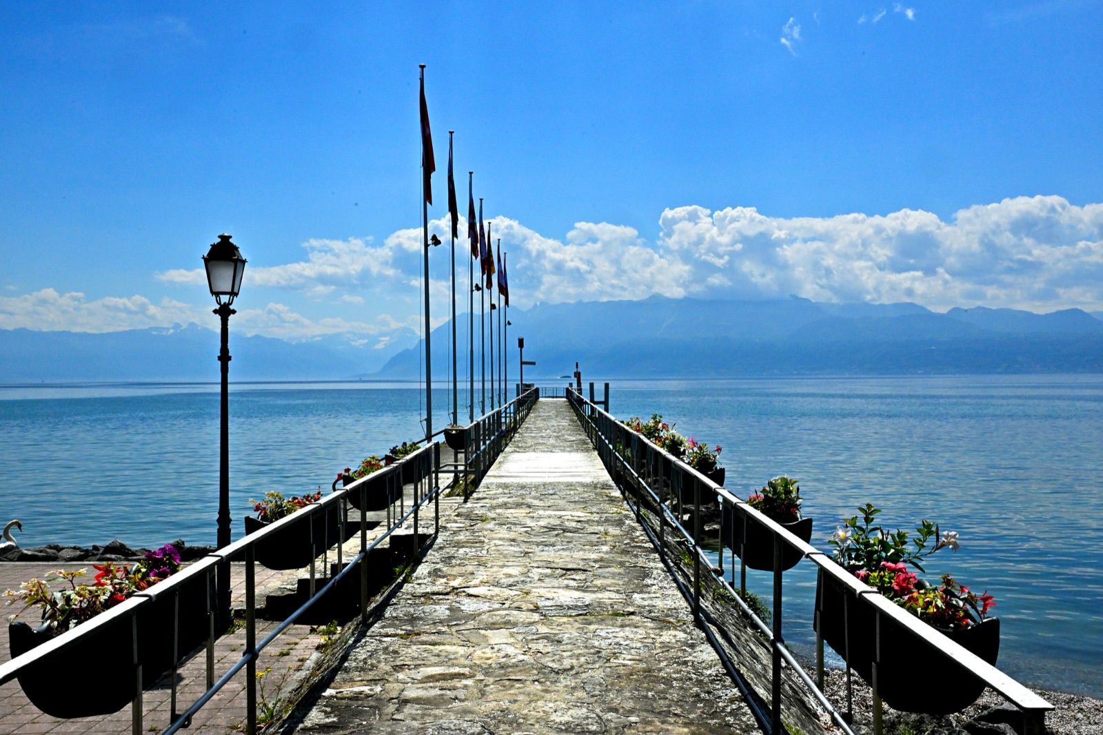 Le débarcadère de St-Sulpice, ponton fleuri s'avançant sur le lac Léman