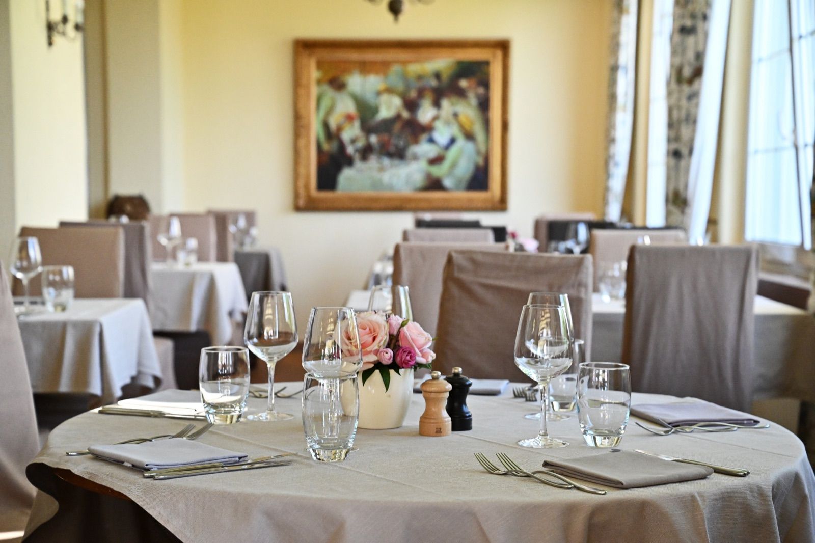 Salle du restaurant Le Débarcadère, tables dressées et ambiance chaleureuse