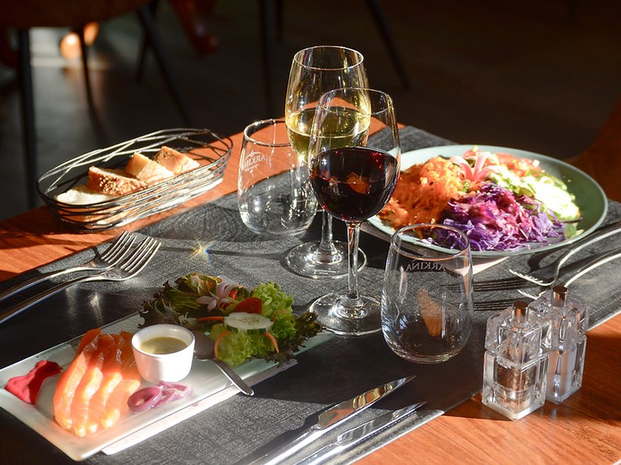 Assiette d'entrée, saumon fumé et salade croquante à l'Épi d'Or