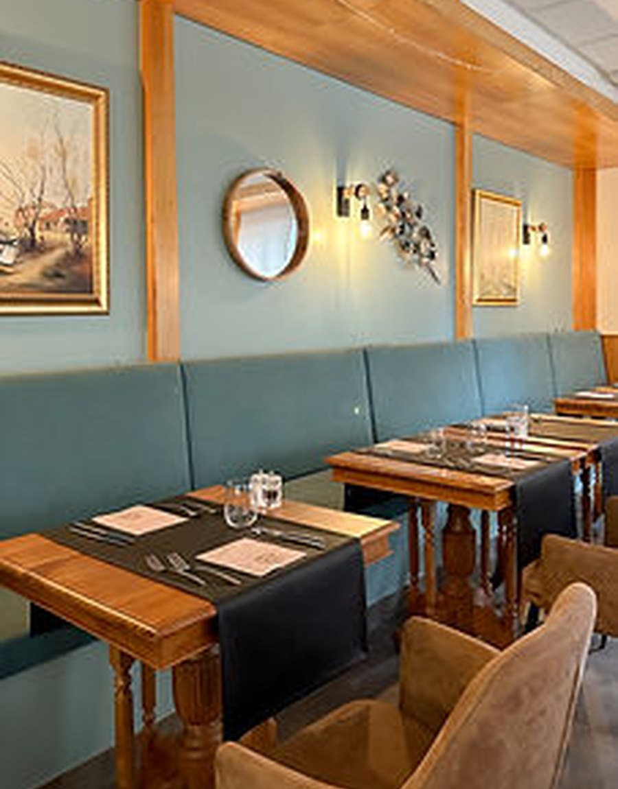 Salle de l'Auberge de l'Épi d'Or, banquettes et tables dressées