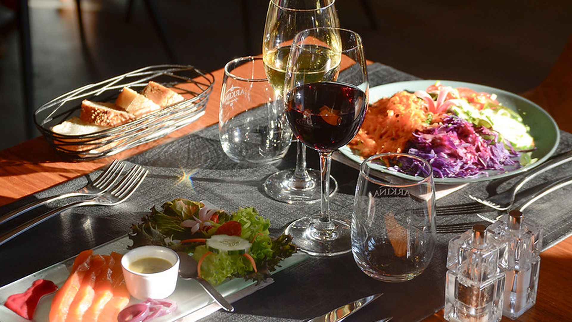 Table dressée à l'Auberge de l'Épi d'Or, verres de vin et lumière du soir
