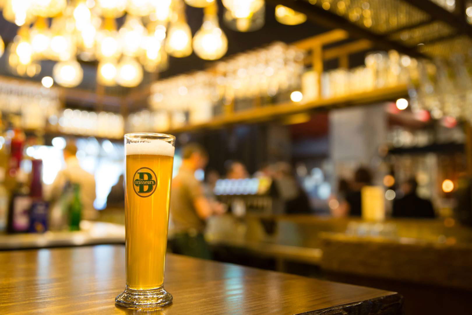 Une bière Les Brasseurs au bar de la brasserie de Genève