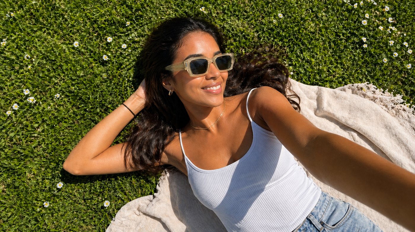 Femme portant des lunettes de soleil de luxe