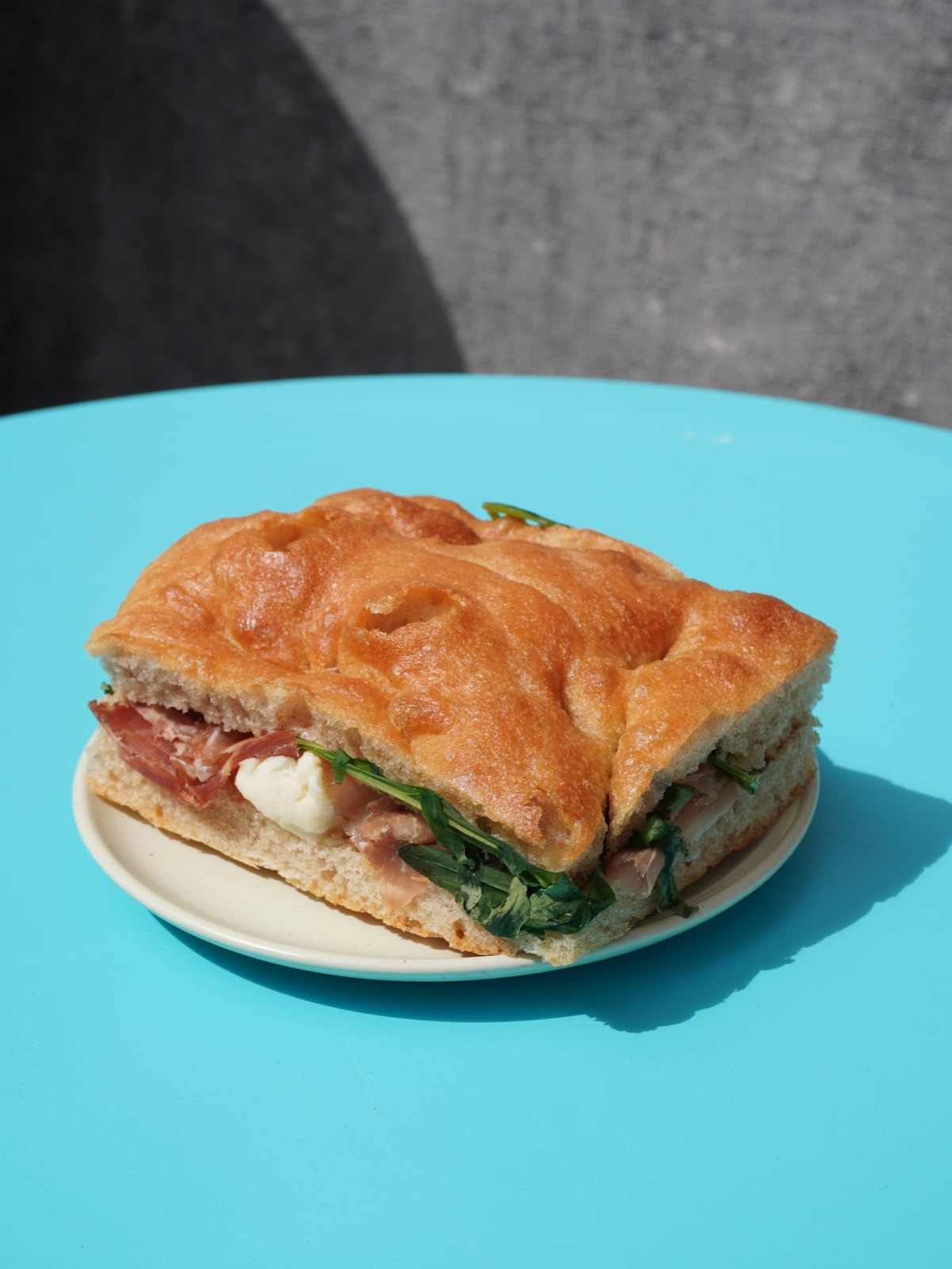 Focaccia mozzarella, jambon cru et roquette