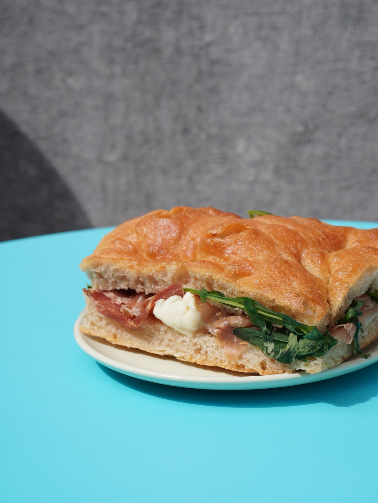 Focaccia sur table turquoise