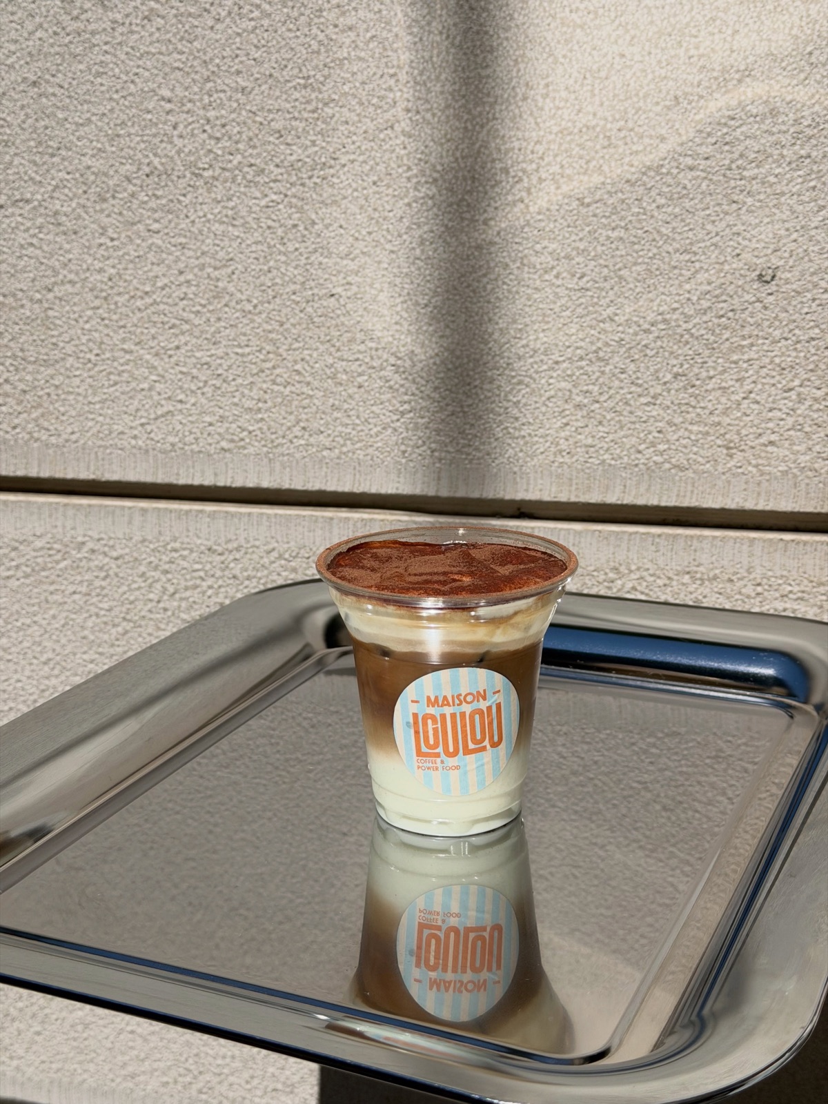 Iced latte tiramisu sur plateau