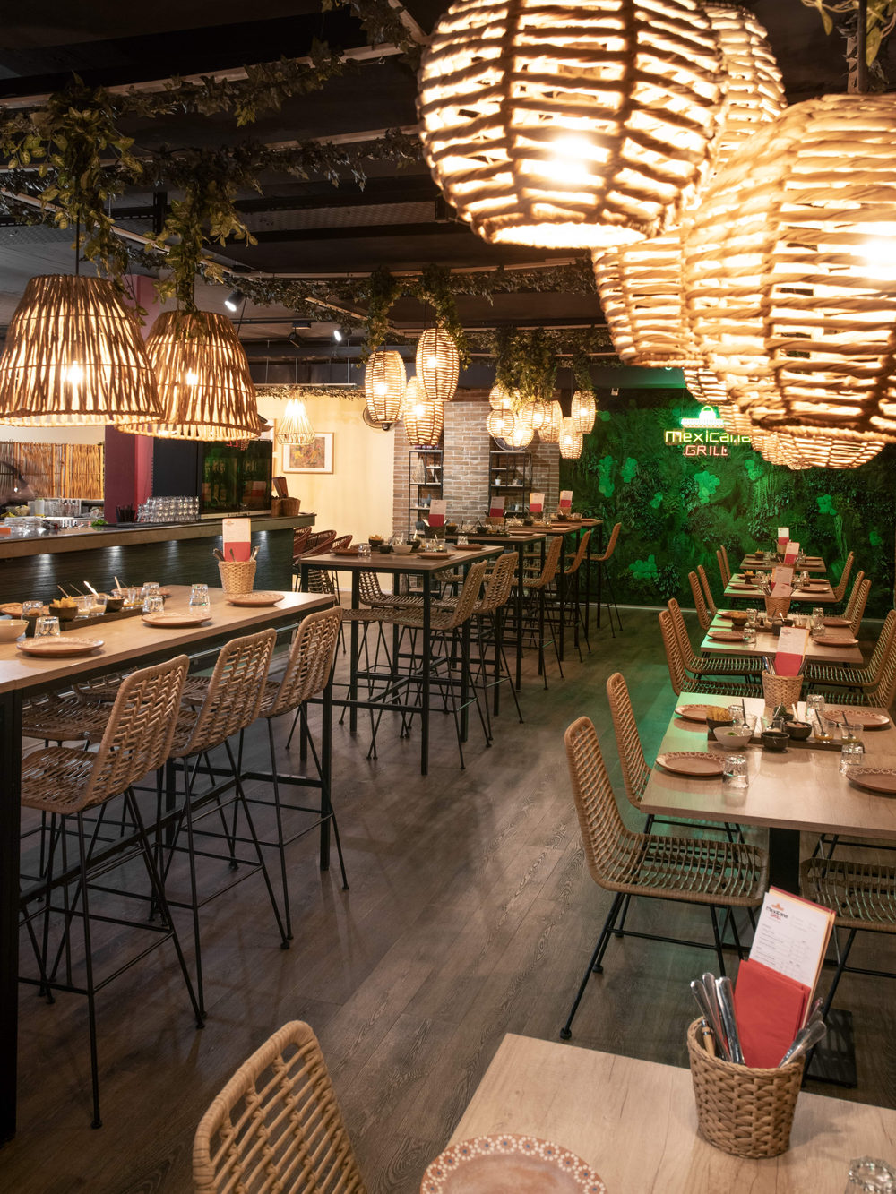 Le comptoir et les tables hautes de la salle