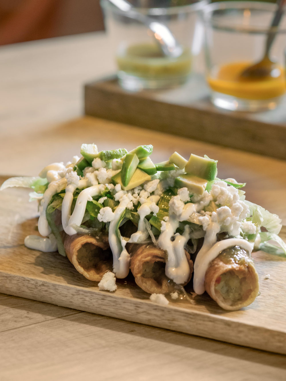 Flautas roulées, crème et fromage râpé