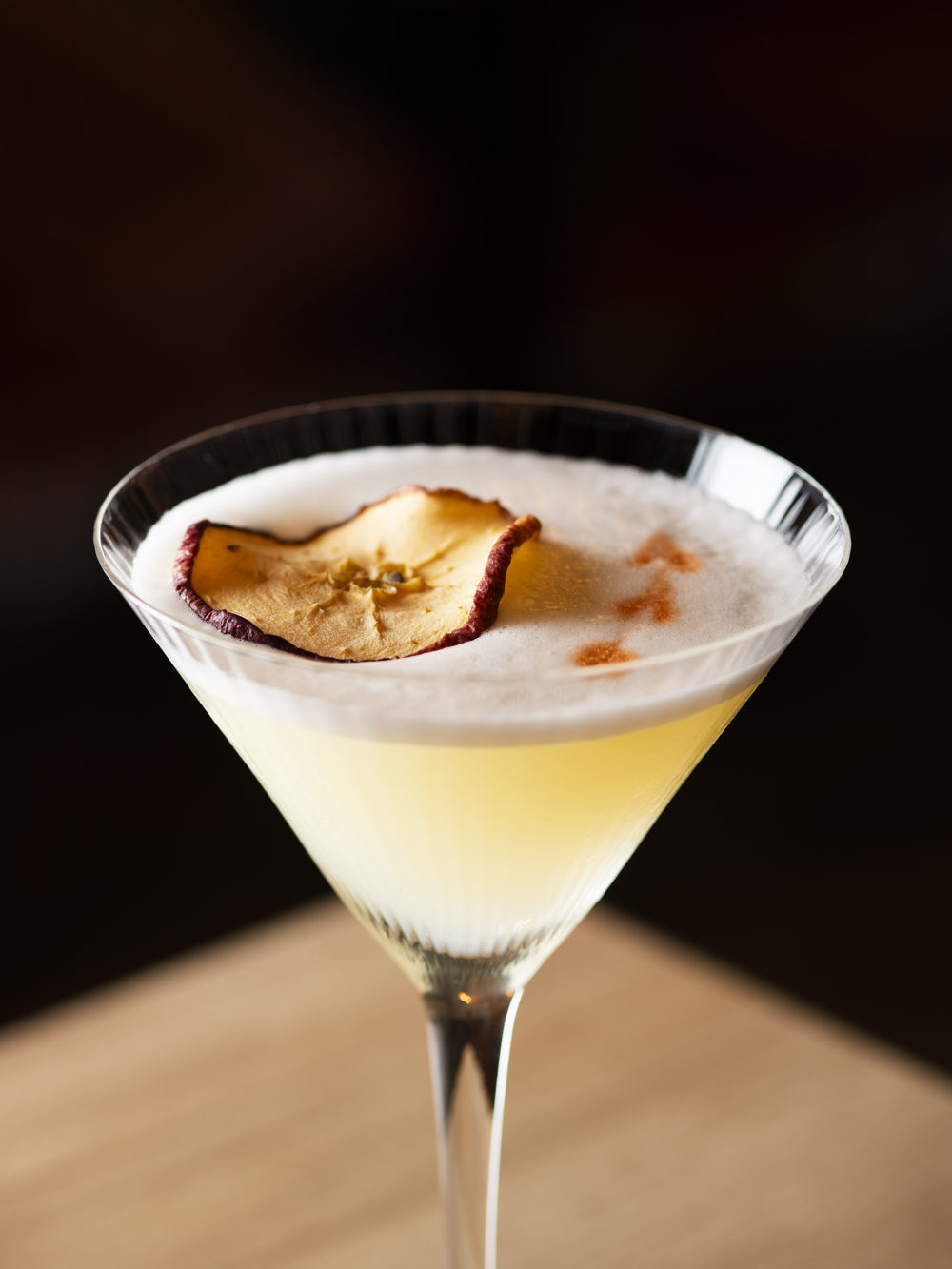 Cocktail servi en verre à martini, tranche de fruit séché