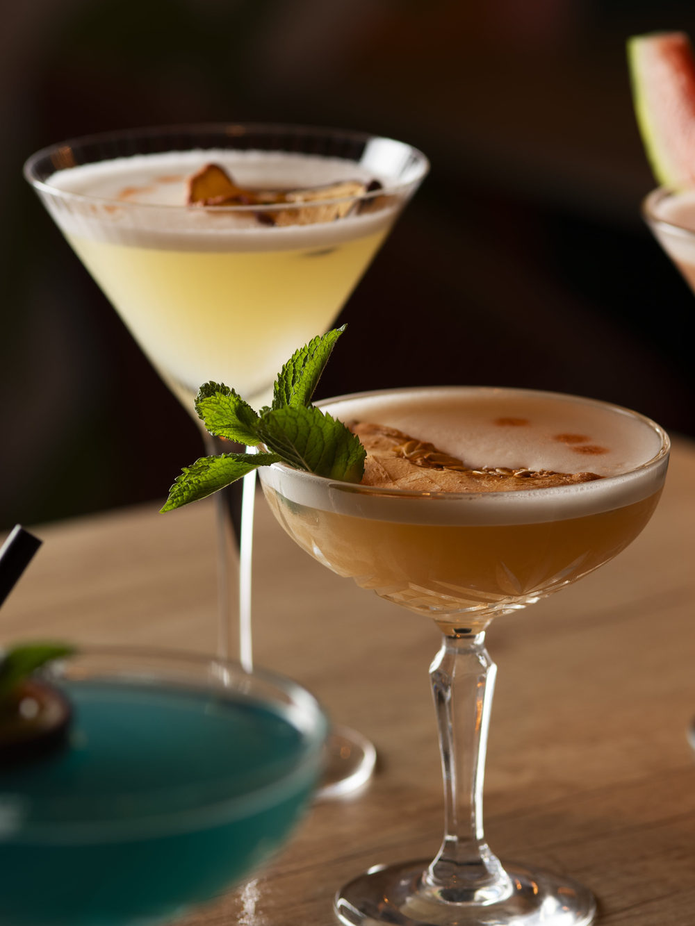 Deux cocktails servis côte à côte, garnis de menthe