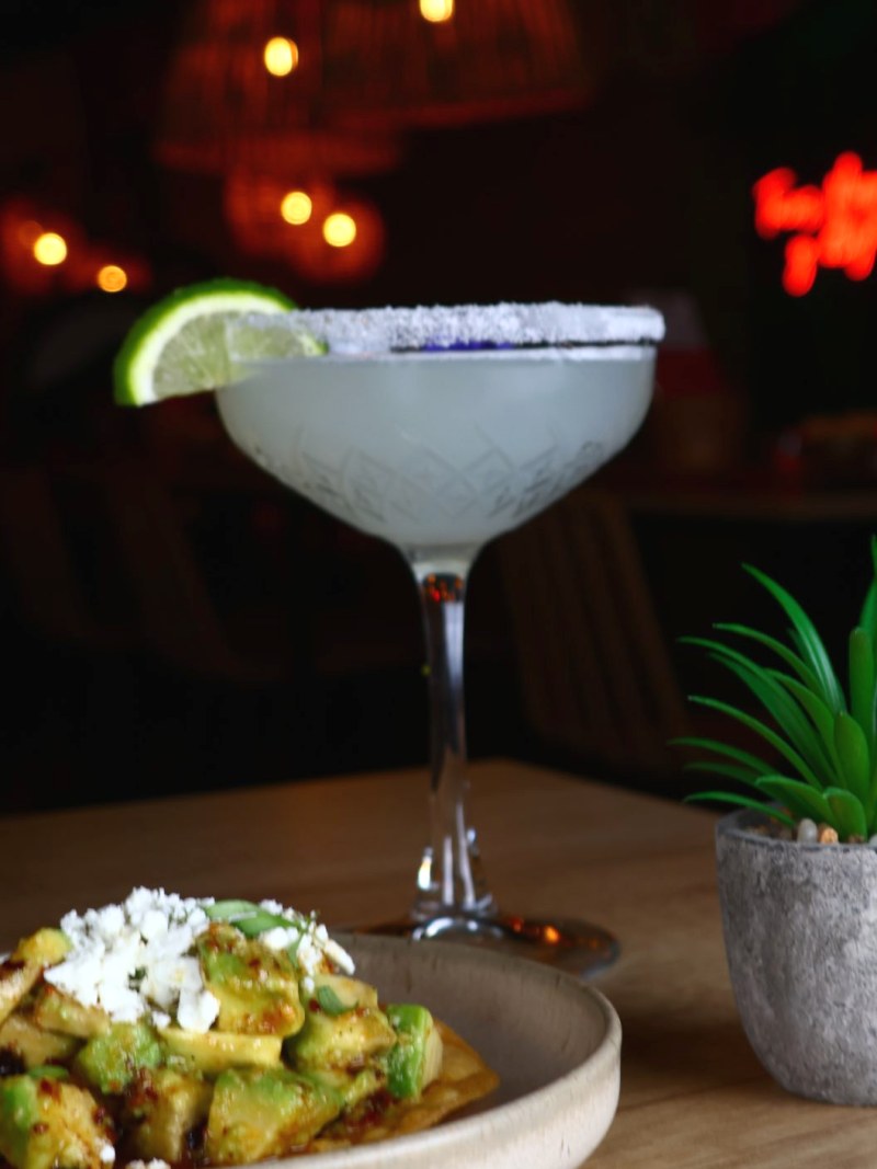 Margarita mit gezuckertem Rand und Limettenscheibe