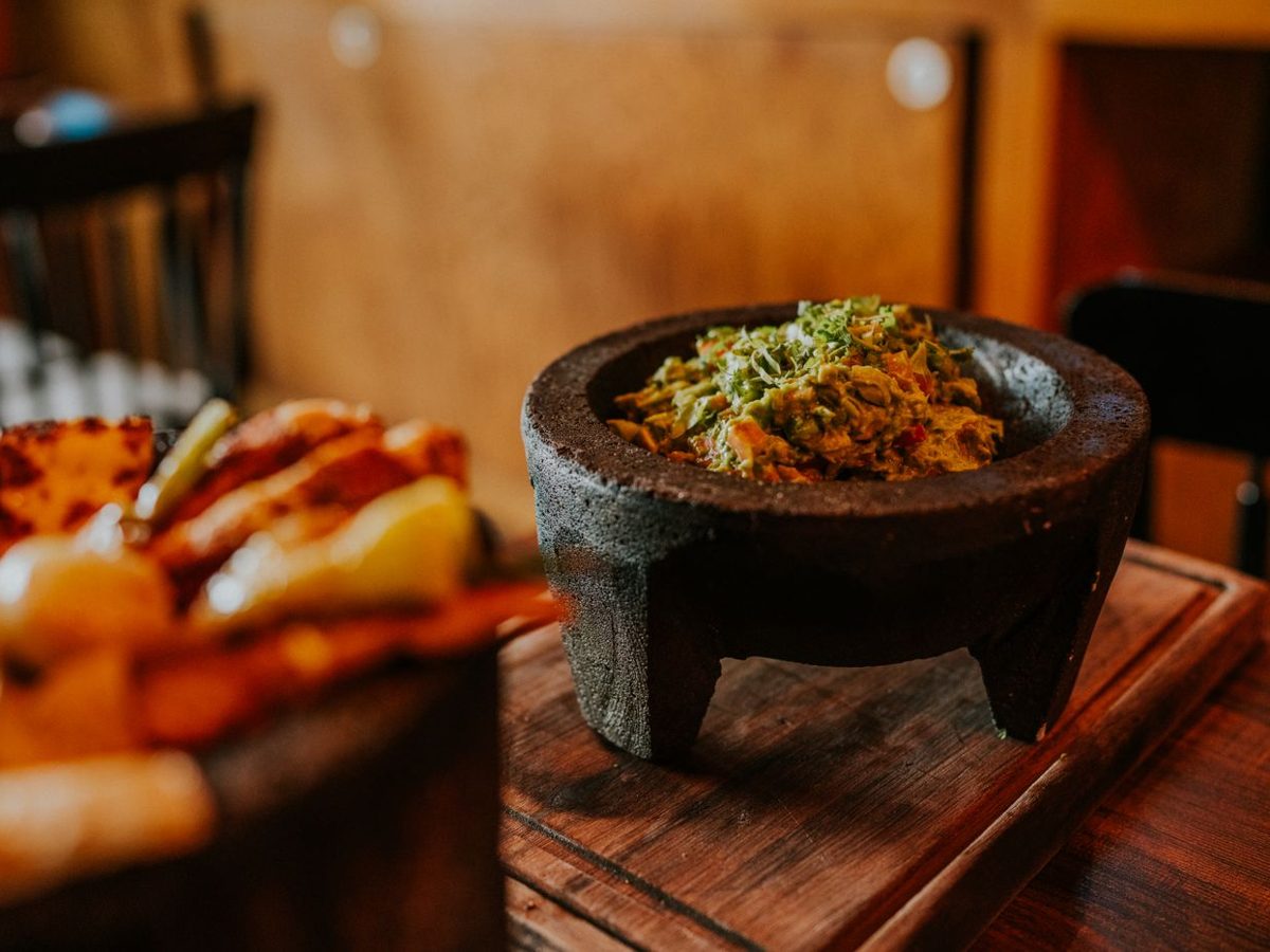 Guacamole servi dans un molcajete en pierre