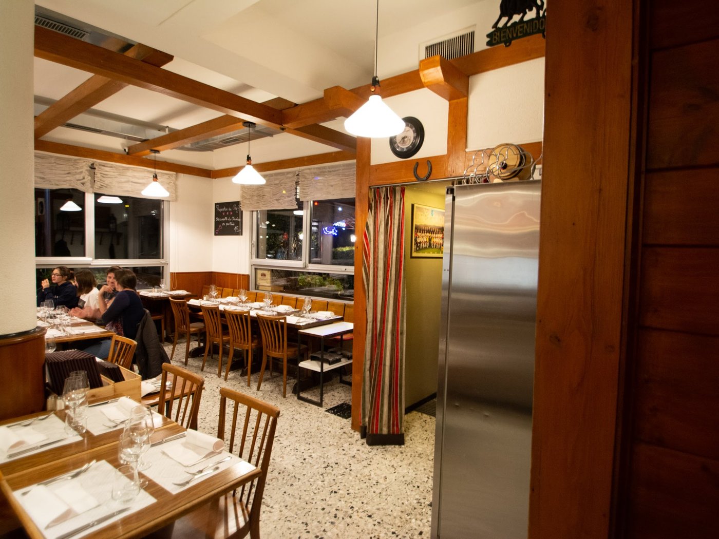 Salle principale du Petit Boeuf, ambiance conviviale et brasier
